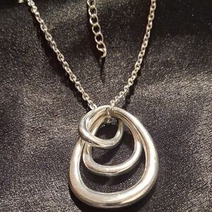 Elegant Silver  Multi Oval  Locking Pendant Necklace. 20 In Long